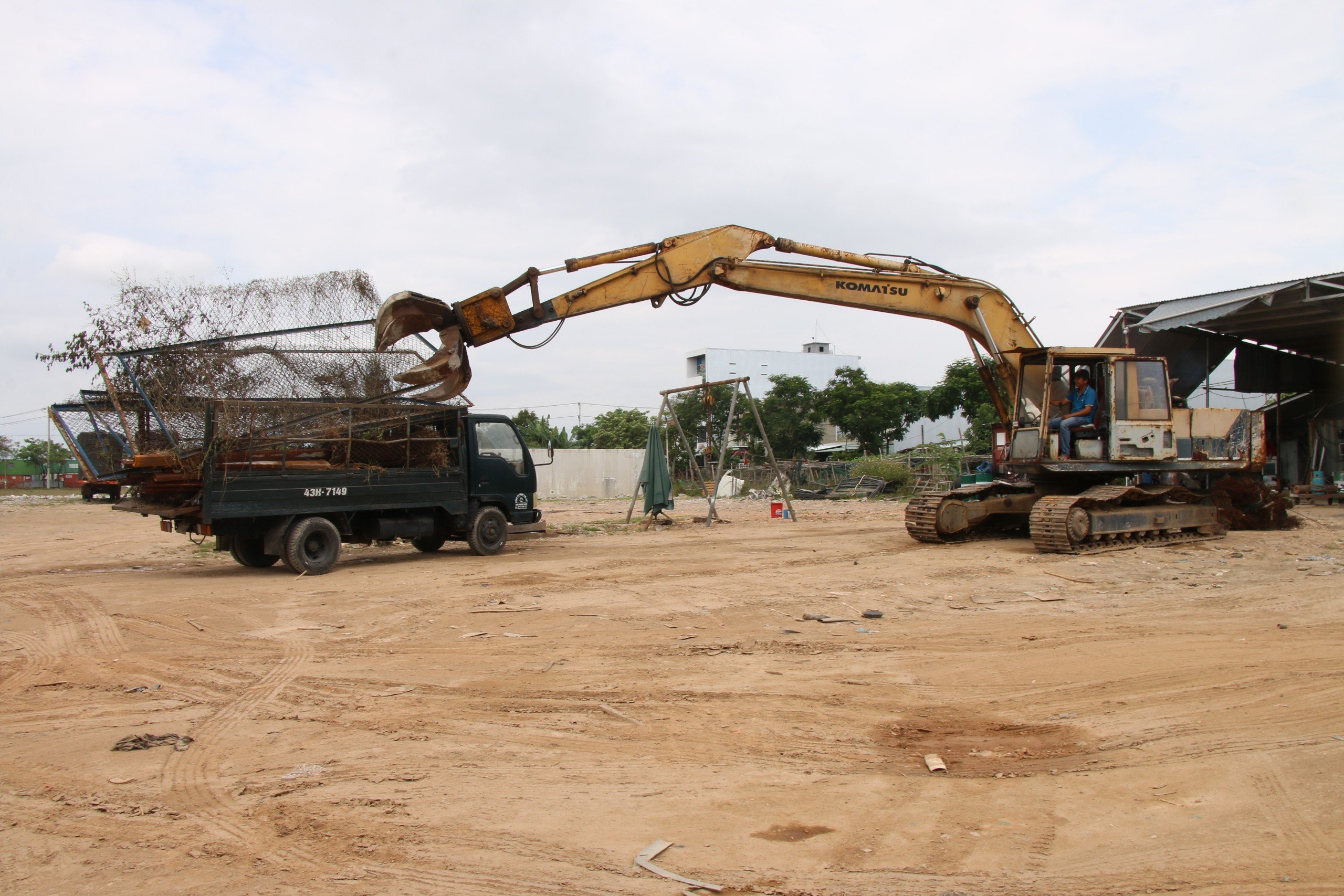 Dỡ bỏ bãi tập kết container trái phép trên đất công ở Đà Nẵng- Ảnh 2.