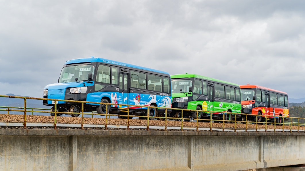 Tuyến vận tải công cộng dài 48km kết nối thị trấn Kaiyo, tỉnh Tokushima và thành phố Muroto, tỉnh Kochi (Nhật Bản) đã gây sự chú ý khi phương tiện trên tuyến là sự kết hợp giữa xe buýt và tàu hỏa.