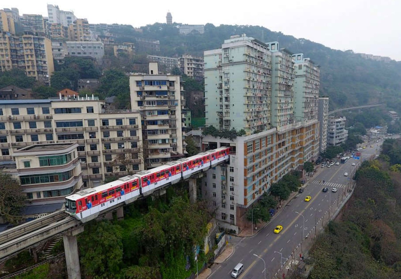 Hệ thống tàu điện đơn ray ở Trùng Khánh, Trung Quốc nổi tiếng với đoạn tuyến đi xuyên qua tòa nhà chung cư cao tầng trong trung tâm thành phố. (Ảnh: CNN)