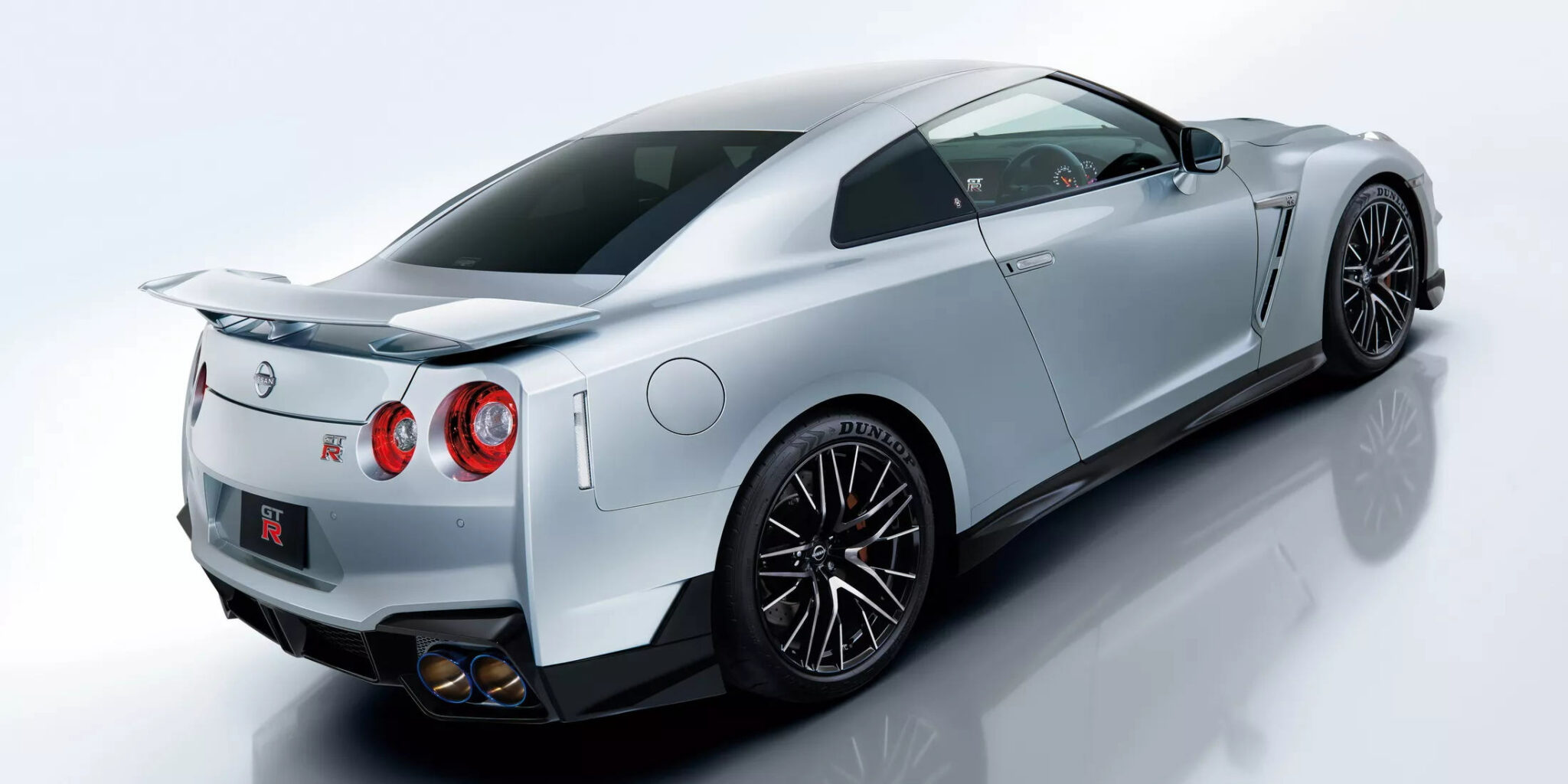 Nissan GT-R 2025 ra mắt, giá từ 2,4 tỷ đồng