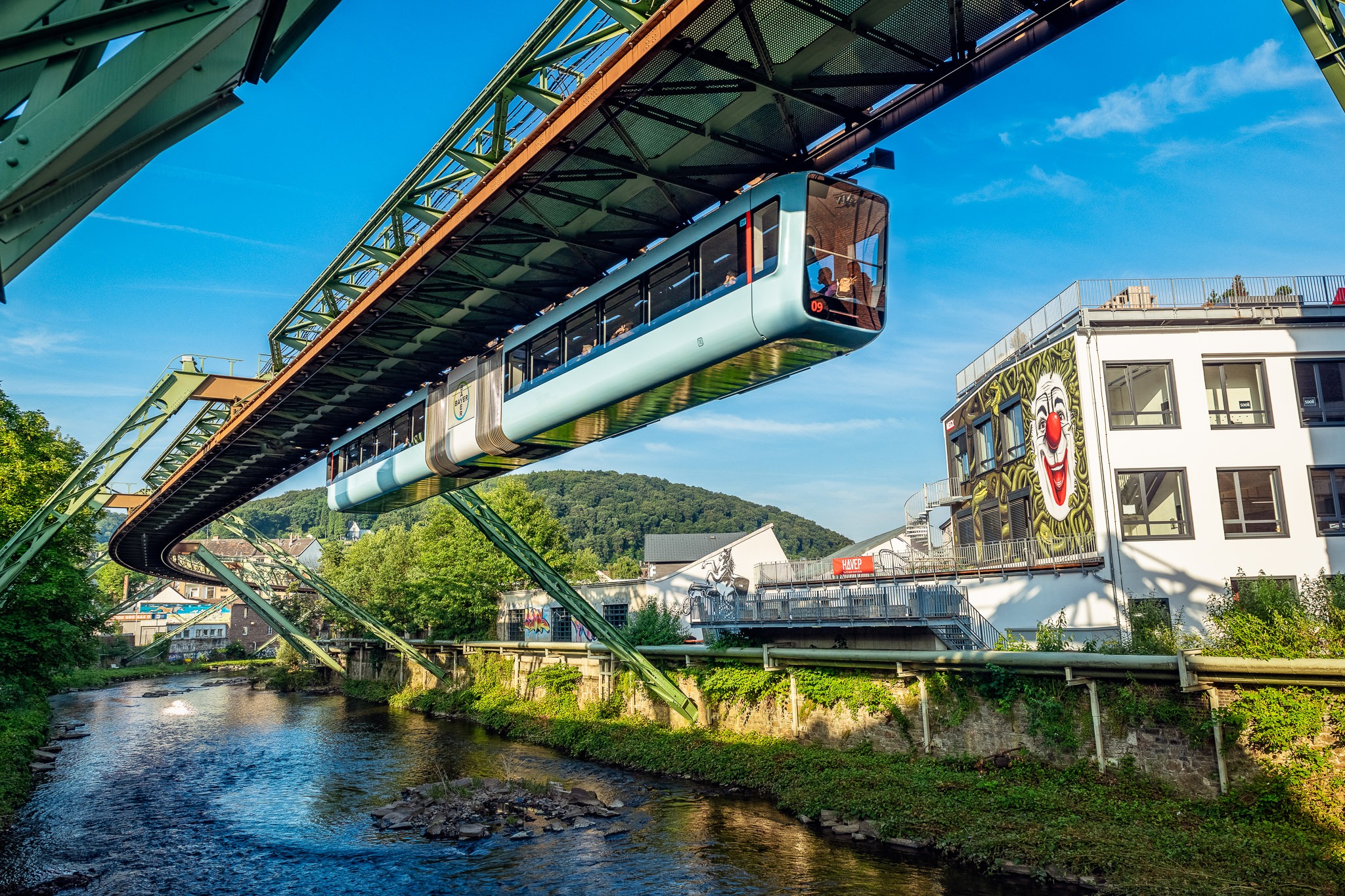 Hoàn thành năm 1901, tuyến tàu điện treo ngược dài hơn 120 năm tuổi này là xương sống của mạng lưới giao thông TP. Wuppertal, Đức.