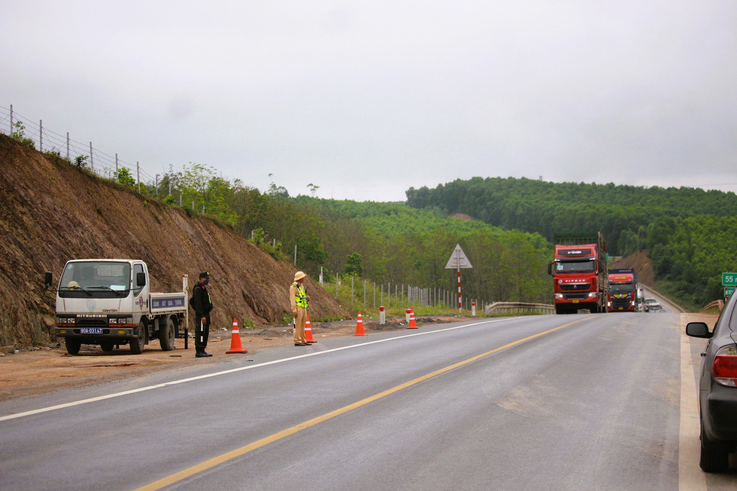 Xử lý nạn tháo dỡ rào, mở lối trái phép vào cao tốc Cam Lộ - La Sơn- Ảnh 2.