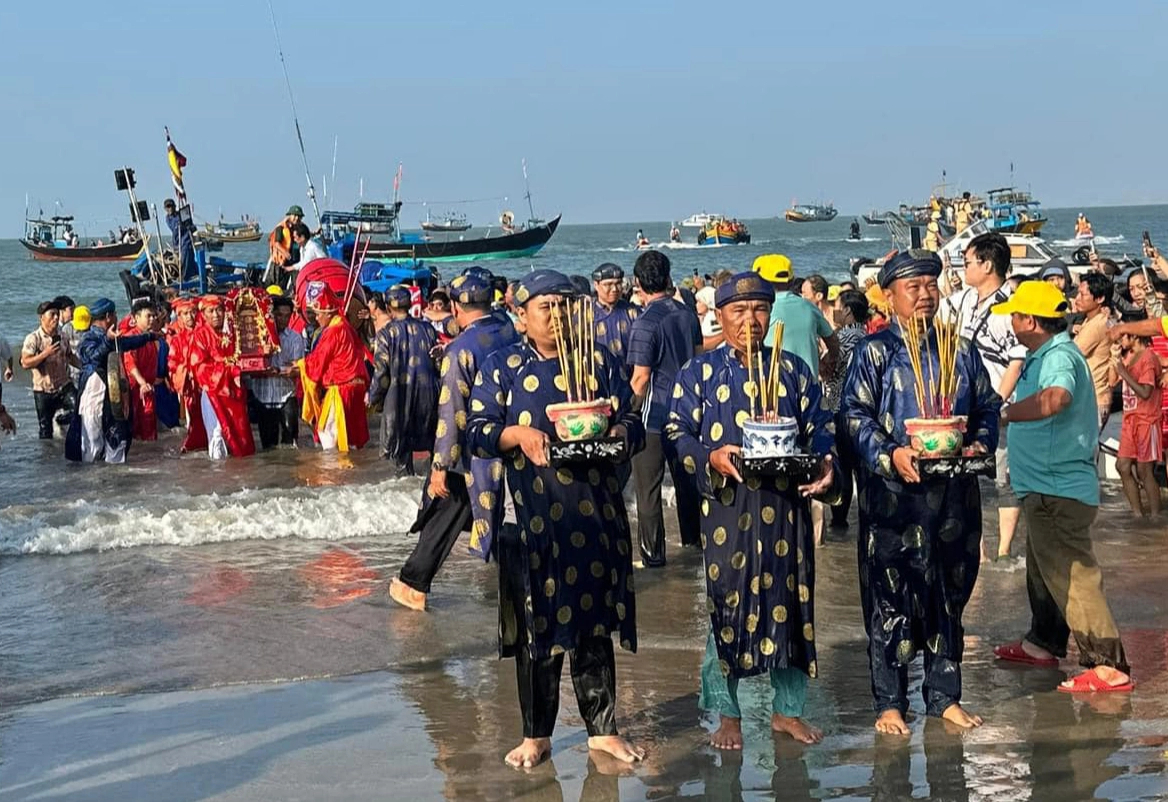 Bà Rịa - Vũng Tàu: Hơn 200.000 lượt du khách nô nức tham dự lễ hội Dinh Cô- Ảnh 2.