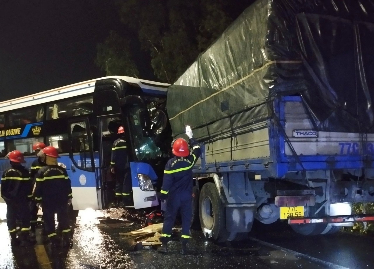 Phú Yên: Tài xế xe tải tử vong sau va chạm với xe khách, 7 người khác bị thương- Ảnh 1.