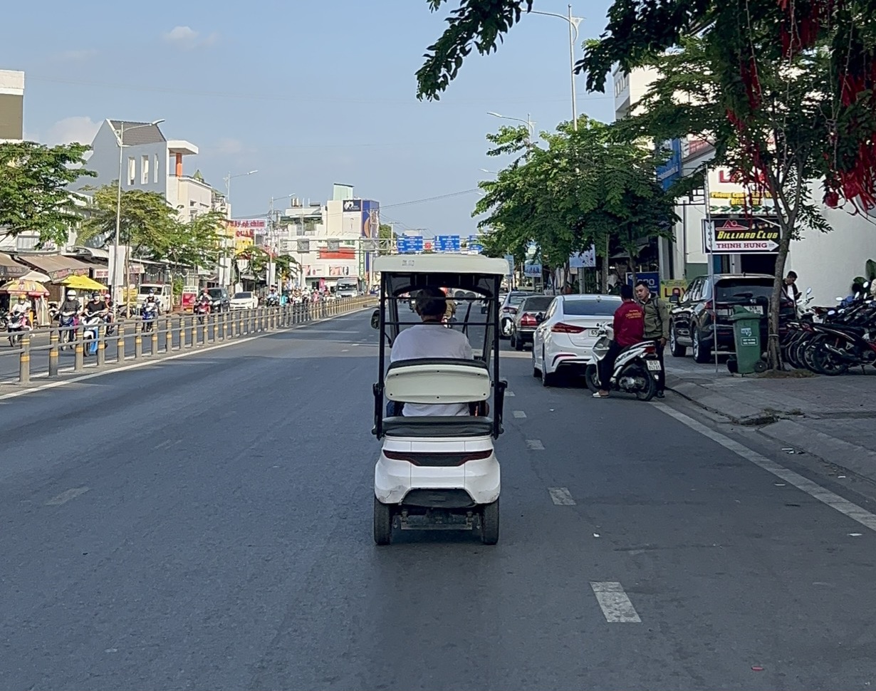 Xe điện mini vô tư chạy trên đường phố Cần Thơ- Ảnh 1.