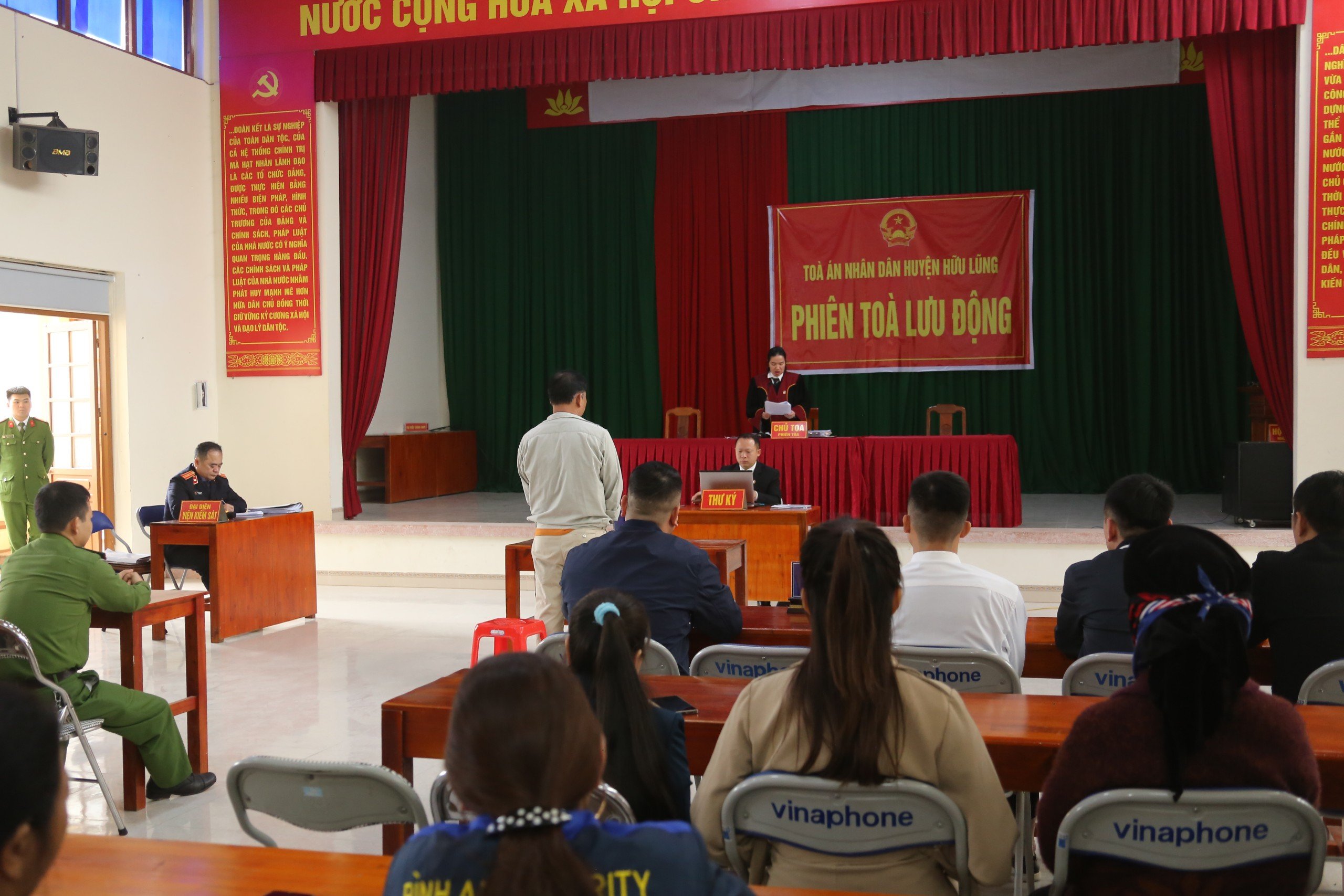 Hai tài xế lĩnh án tù giam vì chống đối CSGT Lạng Sơn- Ảnh 2.