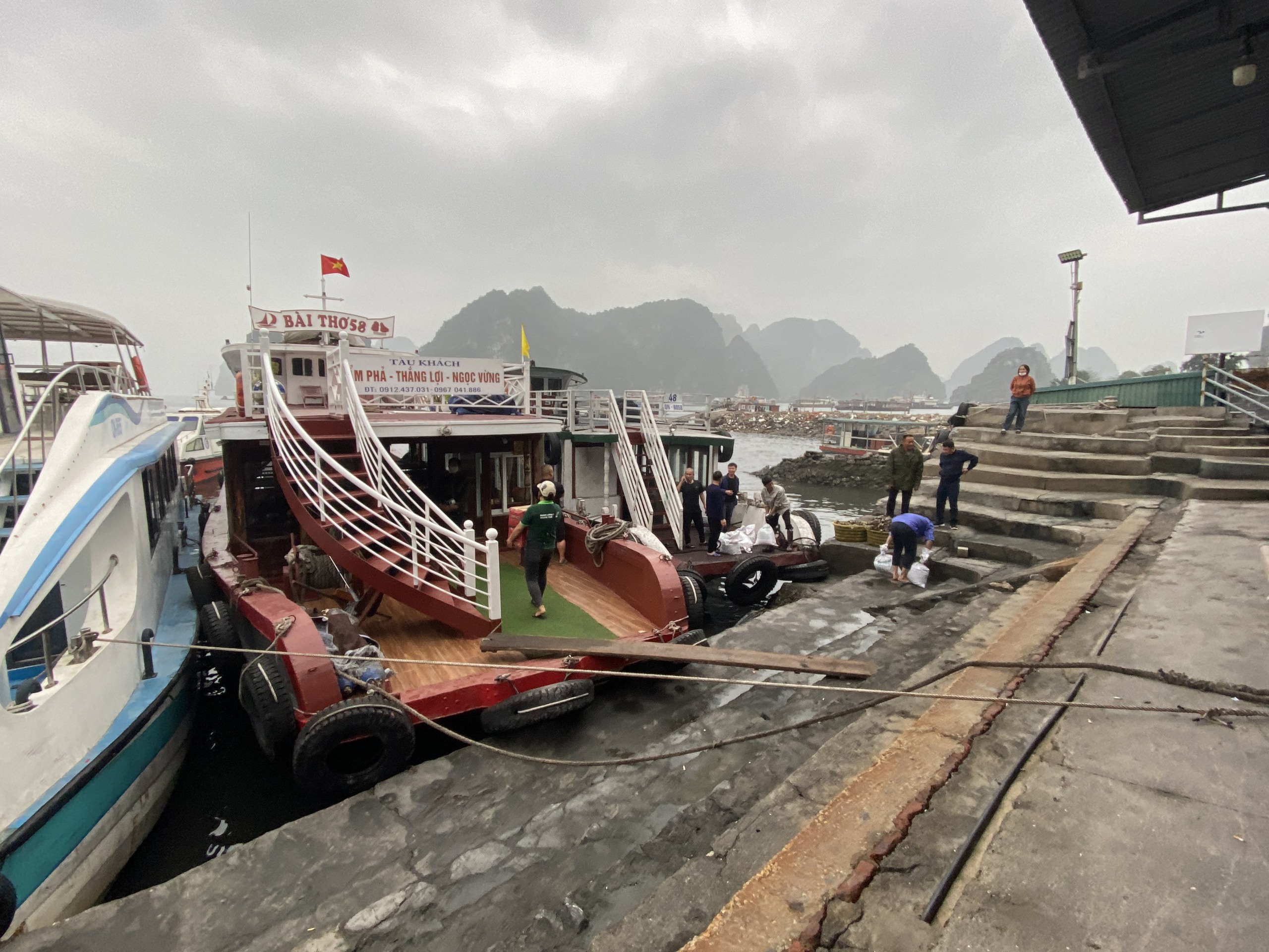 Quảng Ninh: Cả trăm tàu, thuyền loay hoay khi bị chuyển bến mới- Ảnh 1.