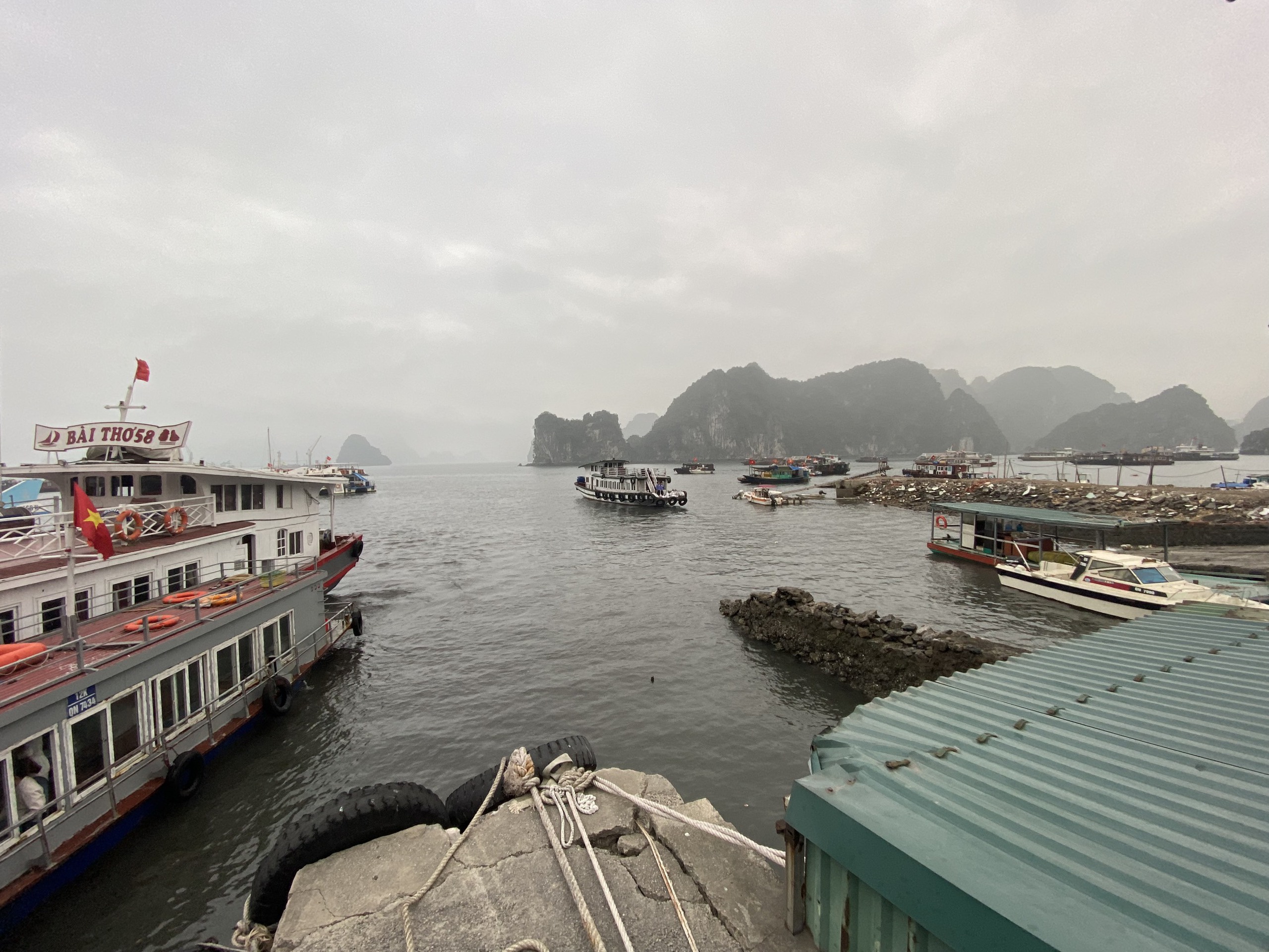 Quảng Ninh: Cả trăm tàu, thuyền loay hoay khi bị chuyển bến mới- Ảnh 2.