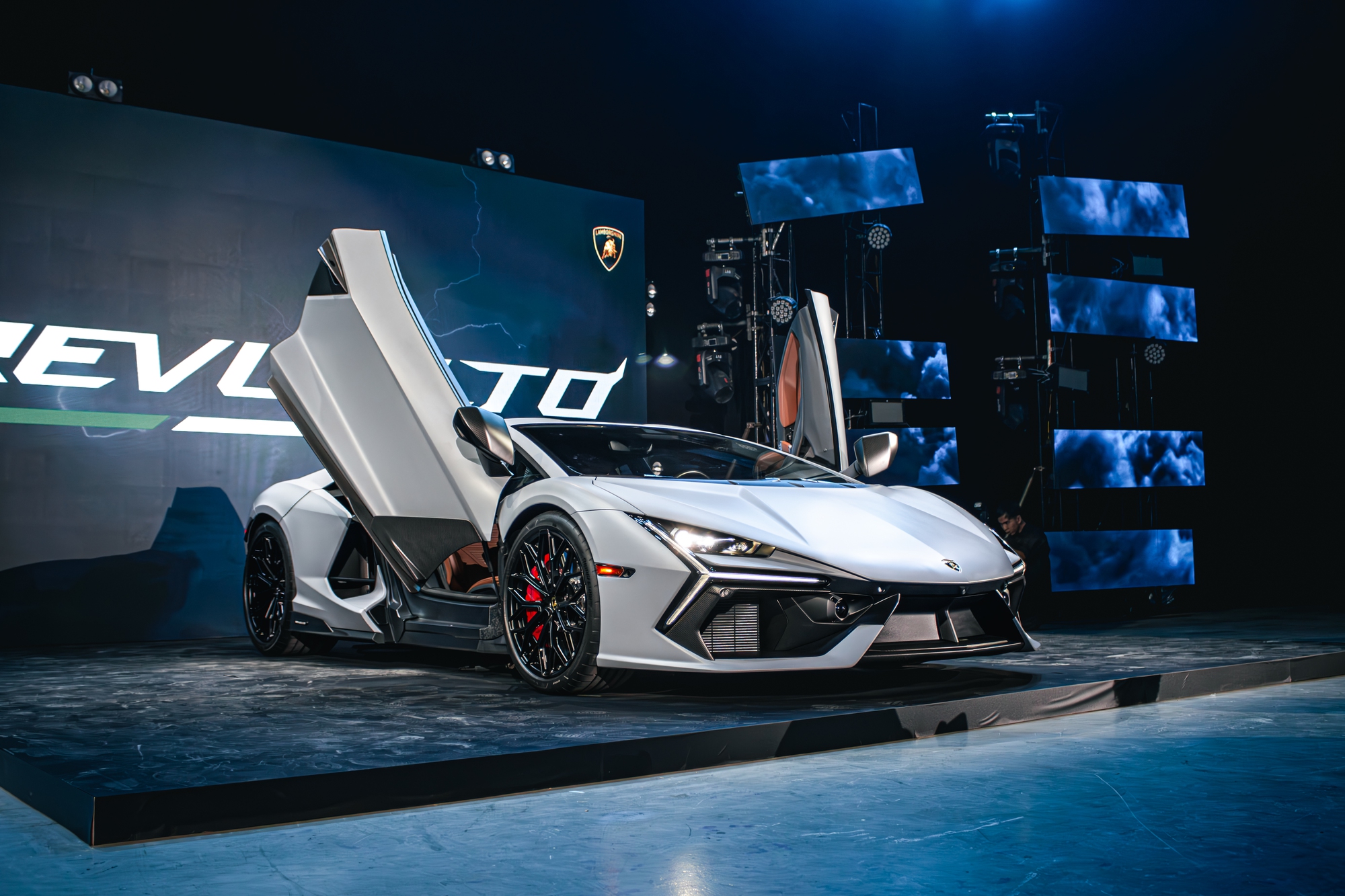 Khám phá siêu xe hybrid Lamborghini Revuelto vừa ra mắt tại Việt Nam- Ảnh 1.