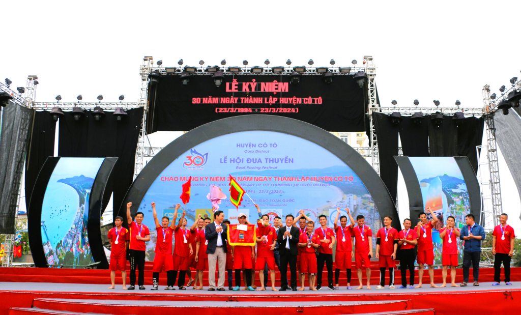 Quảng Ninh: Hàng ngàn người cổ vũ giải đua thuyền kết nối các huyện đảo- Ảnh 3.