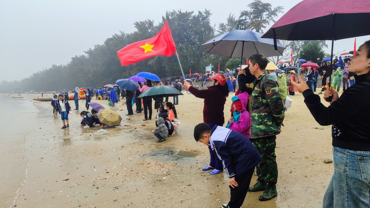Quảng Ninh: Hàng ngàn người cổ vũ giải đua thuyền kết nối các huyện đảo- Ảnh 2.
