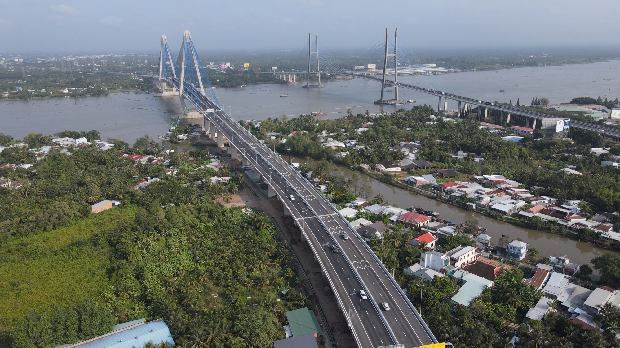 Cầu Mỹ Thuận 1, 2 là những công trình quan trọng tạo thêm động lực phát triển kinh tế - xã hội cho tỉnh Vĩnh Long.