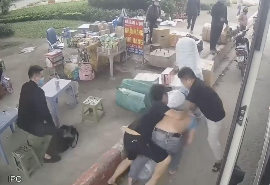 Sa thải hai nhân viên nhà xe ở Thanh Hóa vì hành hung người khác- Ảnh 1.