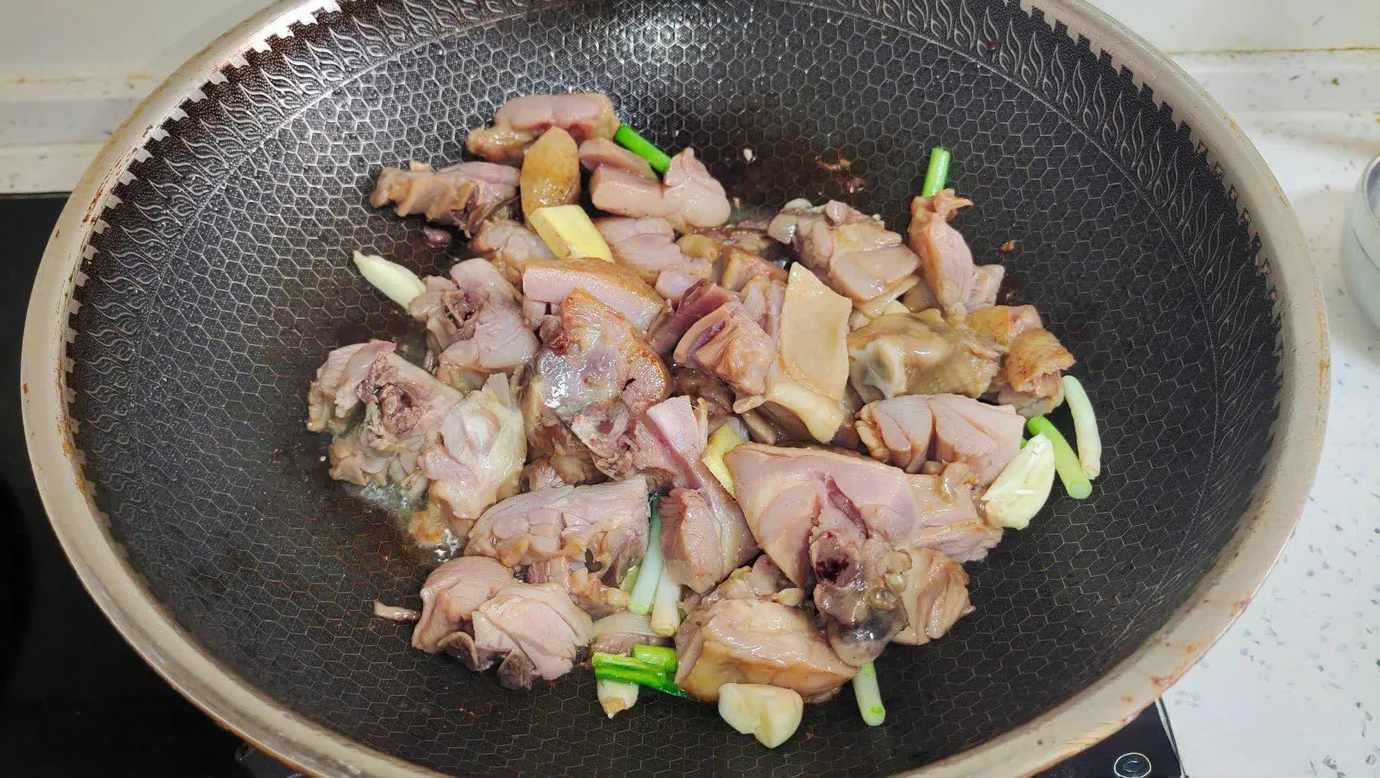 Thịt gà nấu cùng rau này cực nhanh, ăn ngon lại tăng cường miễn dịch - Ảnh 6.