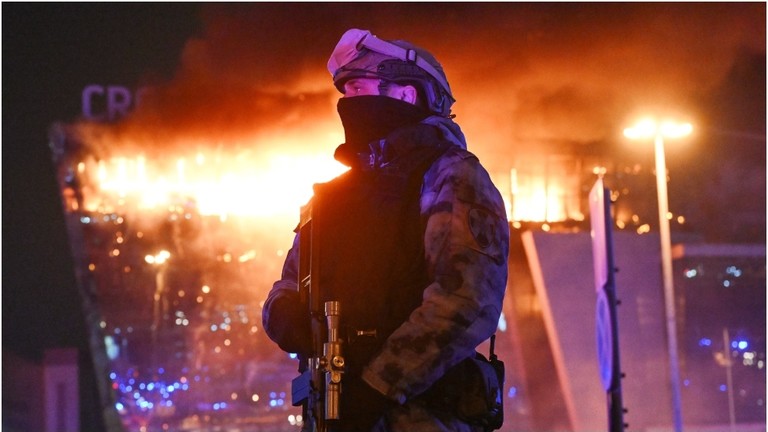 Khoảnh khắc xả súng hàng loạt ở Moscow khiến 60 người thiệt mạng- Ảnh 2.