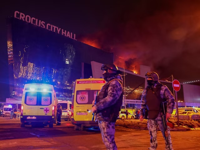 Trung tâm thương mại Crocus cháy ngùn ngụt sau vụ khủng bố đẫm máu.