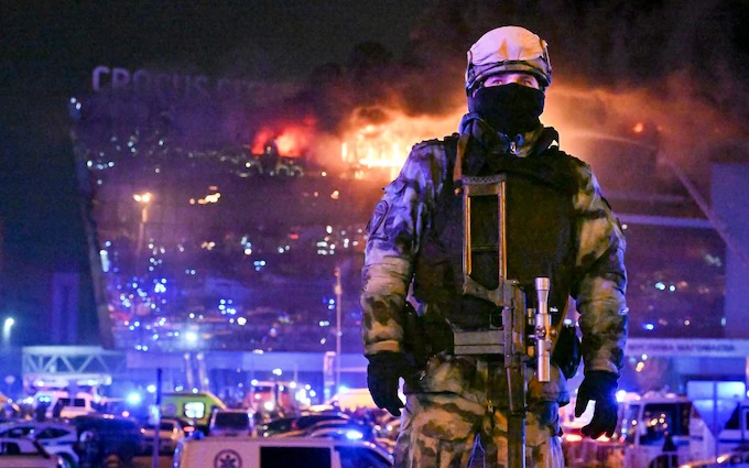 Trung tâm thương mại Crocus cháy ngùn ngụt sau vụ khủng bố đẫm máu. (Ảnh: The Telegraph)