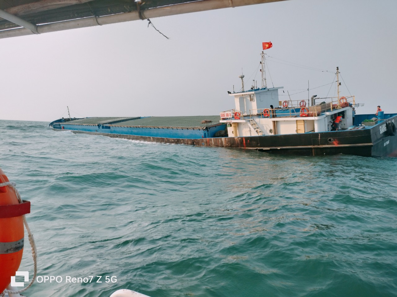 Tàu chở gần 3 nghìn tấn xi măng gặp sự cố ở vùng biển Quảng Nam- Ảnh 1.