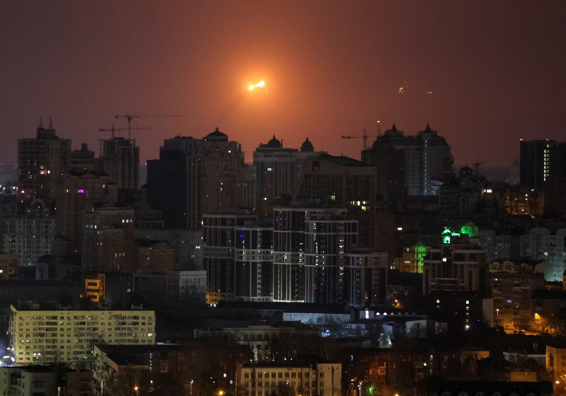 Bầu trời các thành phố lớn của Ukraine sáng rực khi tên lửa và máy bay không người lái tấn công. (Ảnh: Reuters)