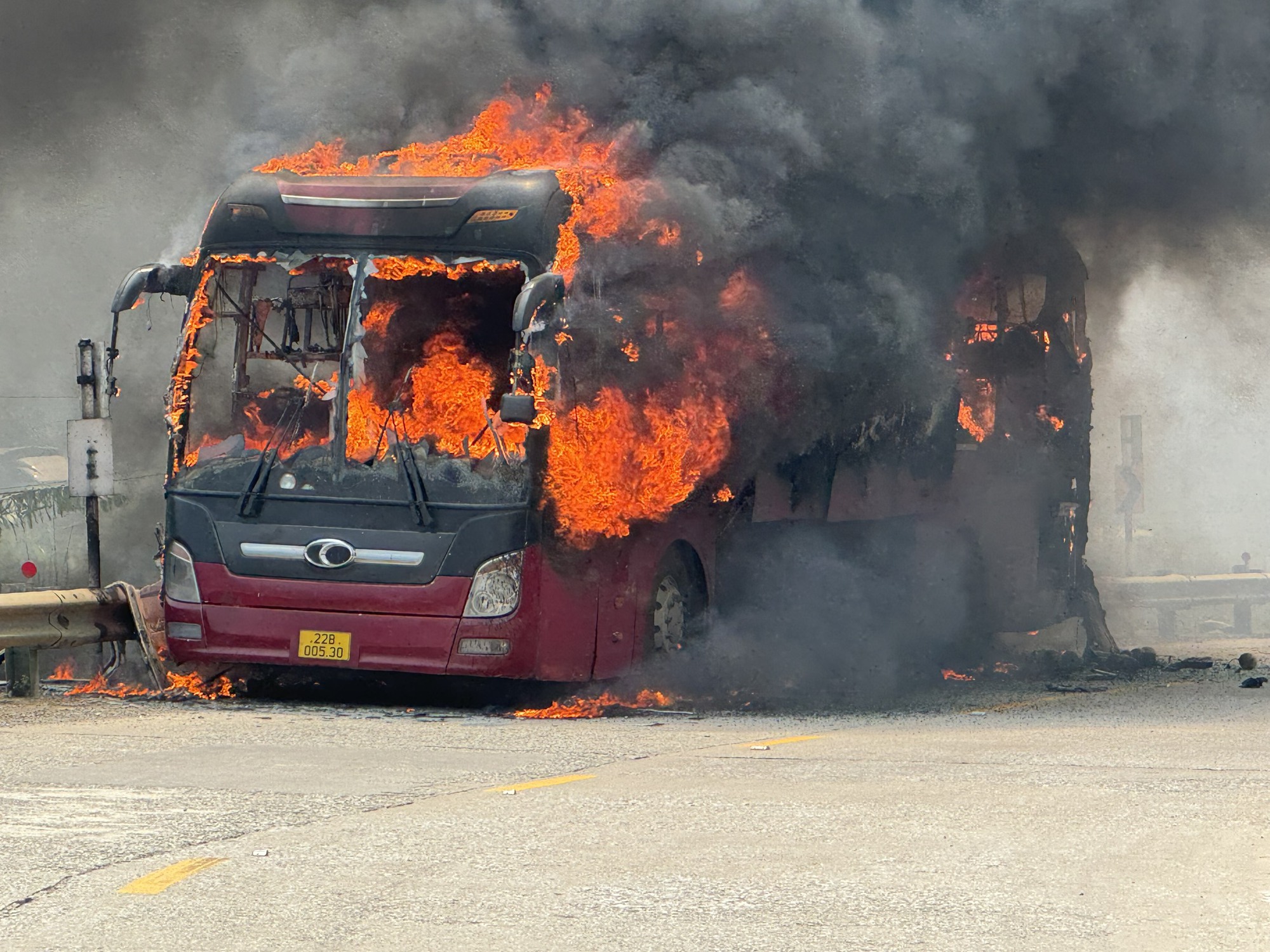 Xe khách chở 21 người bốc cháy dữ dội trên đường Hồ Chí Minh- Ảnh 1.