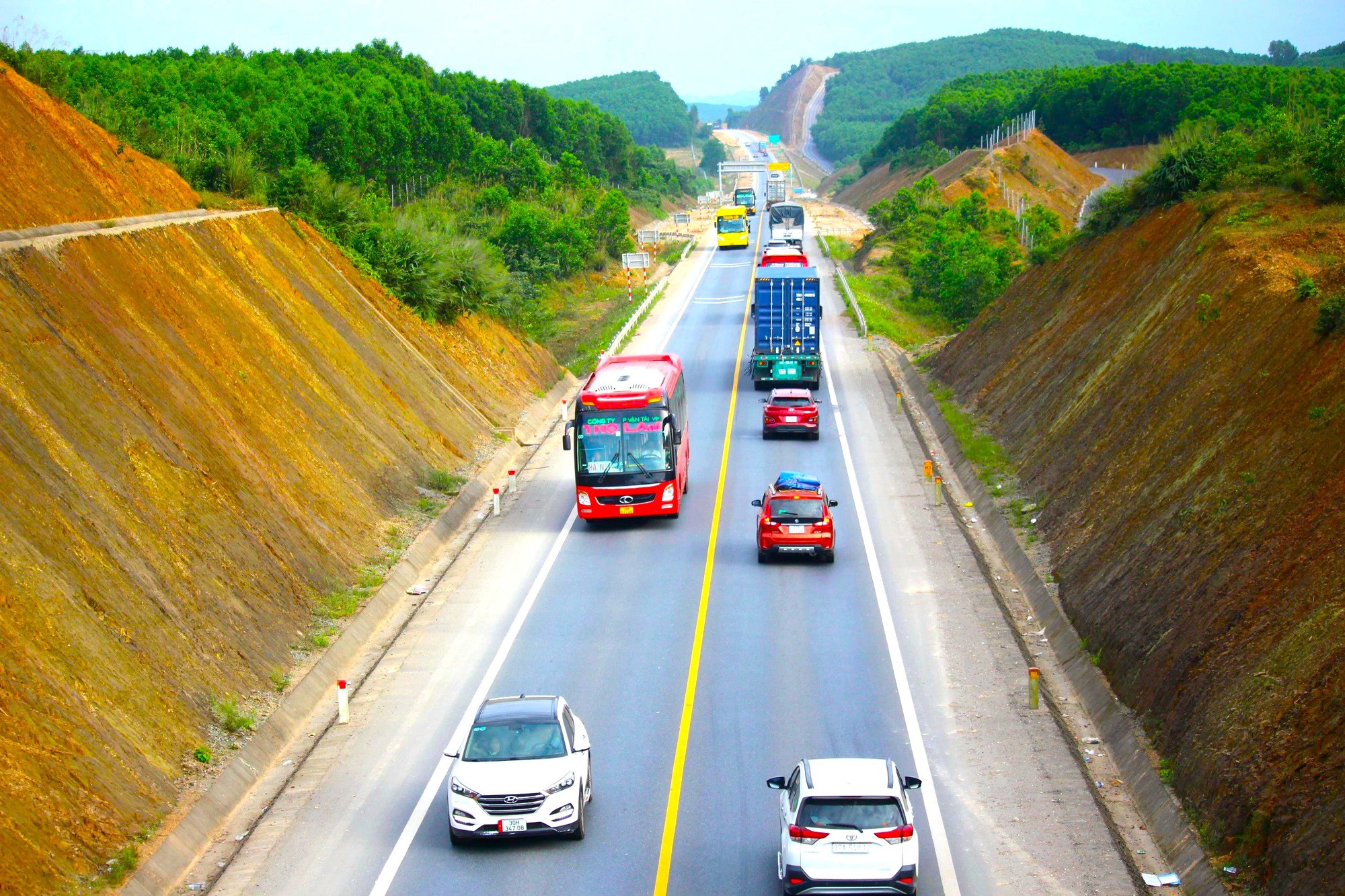 Vì sao không nên để xe khách, xe tải nặng vào cao tốc Cam Lộ - La Sơn?- Ảnh 1.