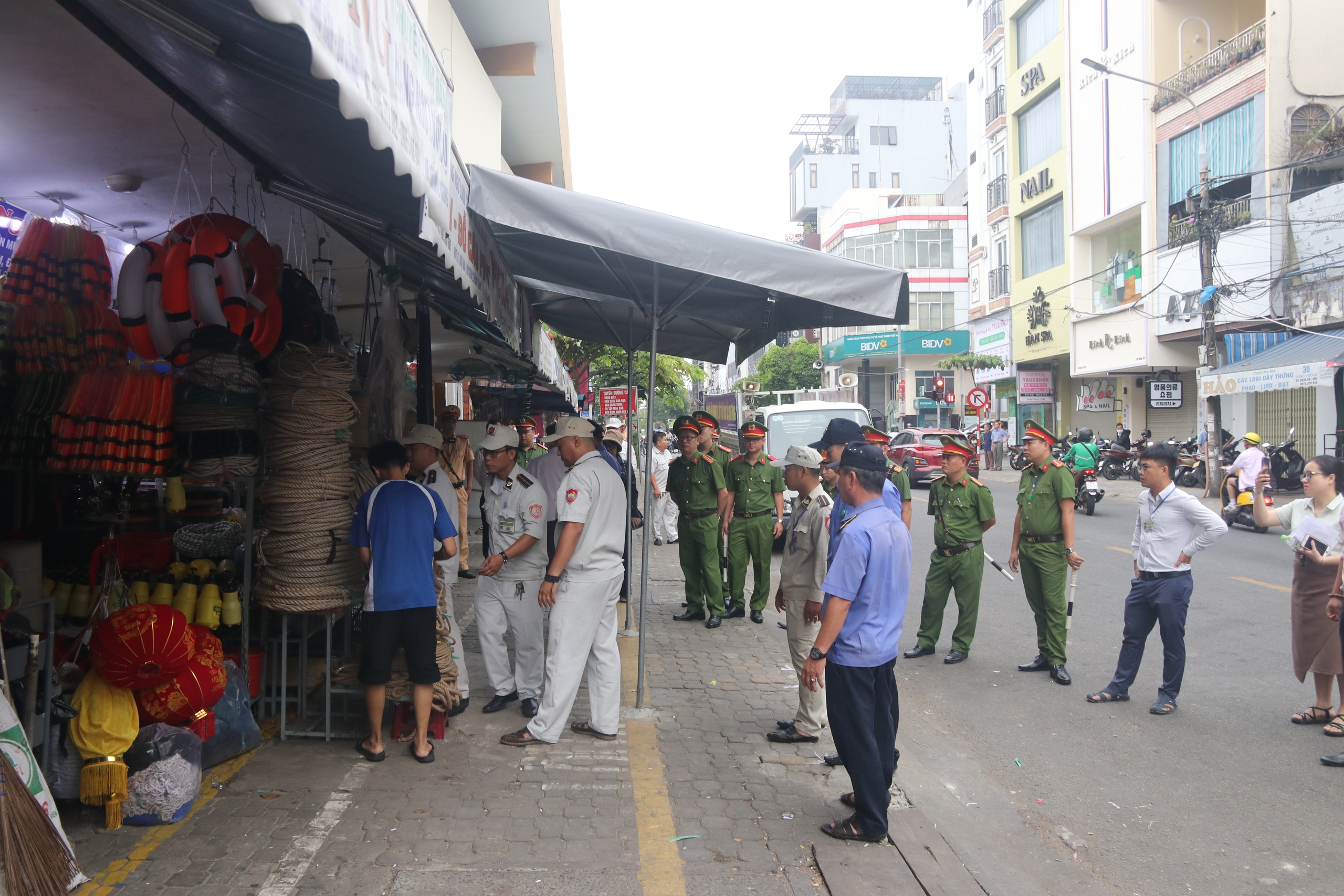 Đà Nẵng dẹp nạn lấn chiếm vỉa hè xung quanh chợ Hàn- Ảnh 3.