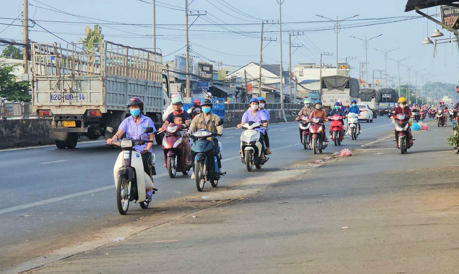 Hàng trăm công nhân thản nhiên đi xe máy ngược chiều cả km trên QL1- Ảnh 1.