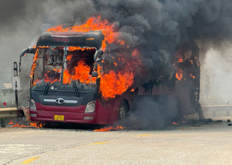 e khách bốc cháy dữ dội trên đường Hồ Chí Minh qua Kon Tum.