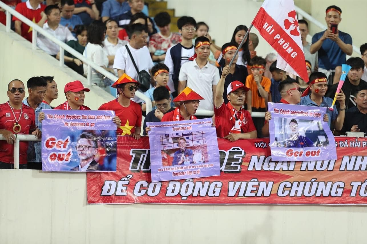 CĐV Việt Nam khiến HLV Troussier nóng mặt trên sân Mỹ Đình- Ảnh 2.