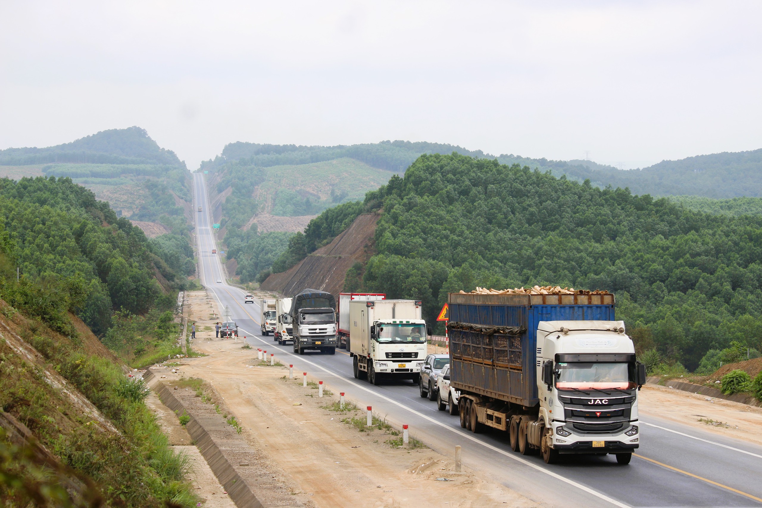 Loại xe gây ùn ứ, TNGT trên cao tốc Cam Lộ - La Sơn nhiều nhất- Ảnh 1.