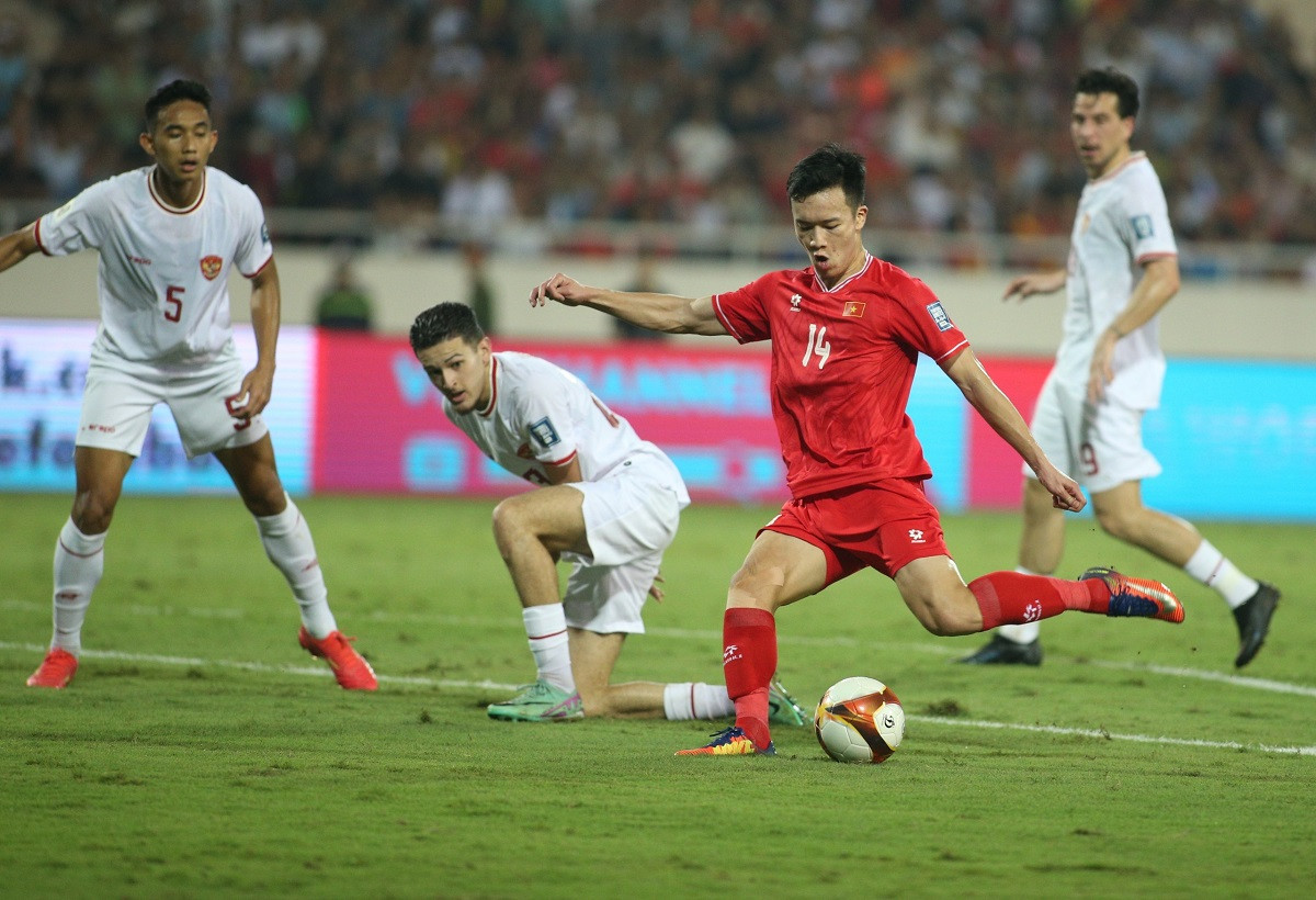 HLV Troussier nhận “gạch đá” từ CĐV Đông Nam Á sau trận thua Indonesia- Ảnh 1.