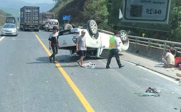 Xe bán tải tự gây tai nạn trên cao tốc La Sơn - Túy Loan, 2 người bị thương- Ảnh 1.