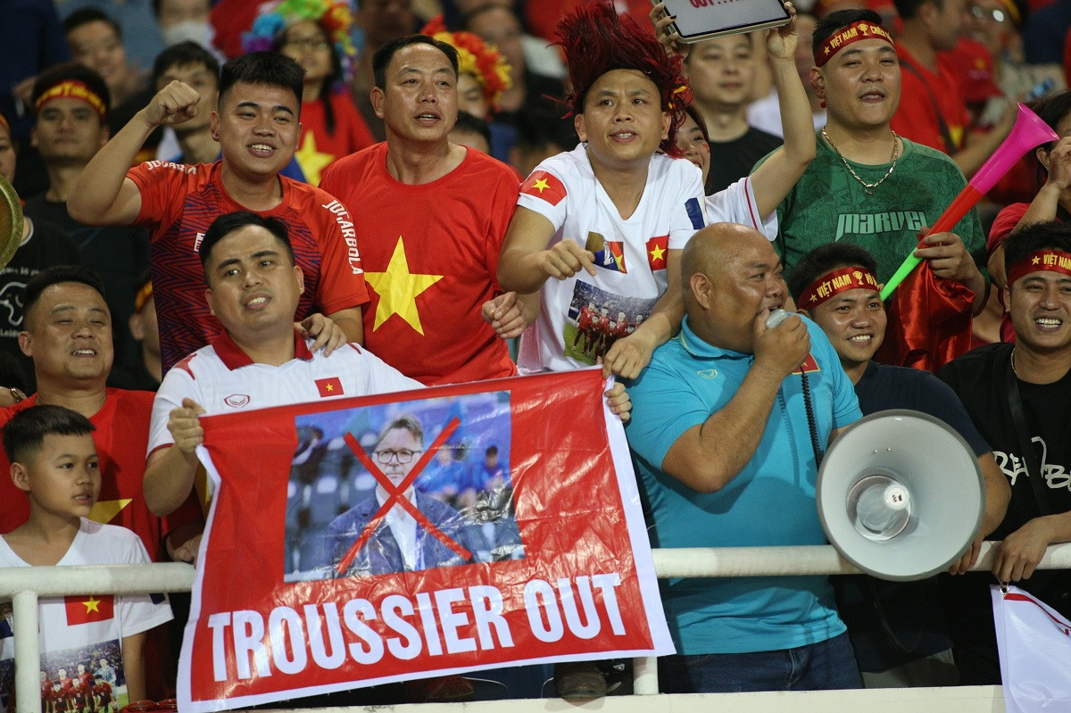 CĐV Việt Nam khiến HLV Troussier nóng mặt trên sân Mỹ Đình- Ảnh 1.