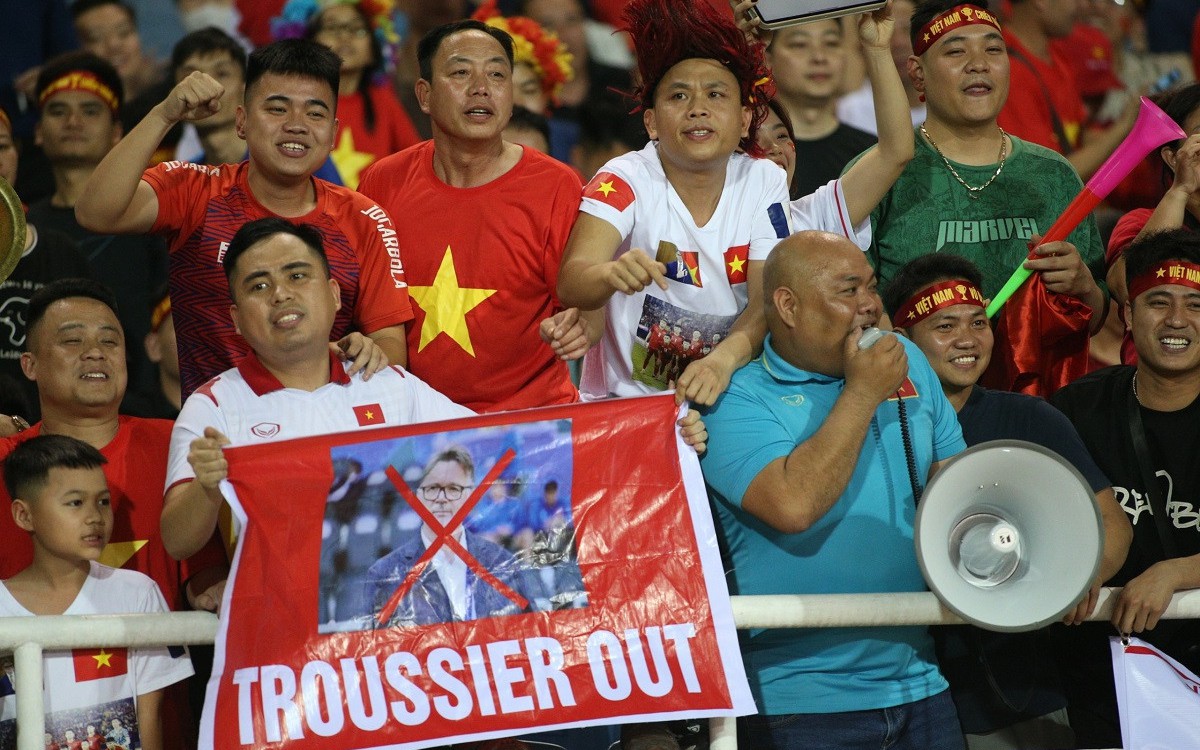 CĐV Việt Nam khiến HLV Troussier nóng mặt trên sân Mỹ Đình