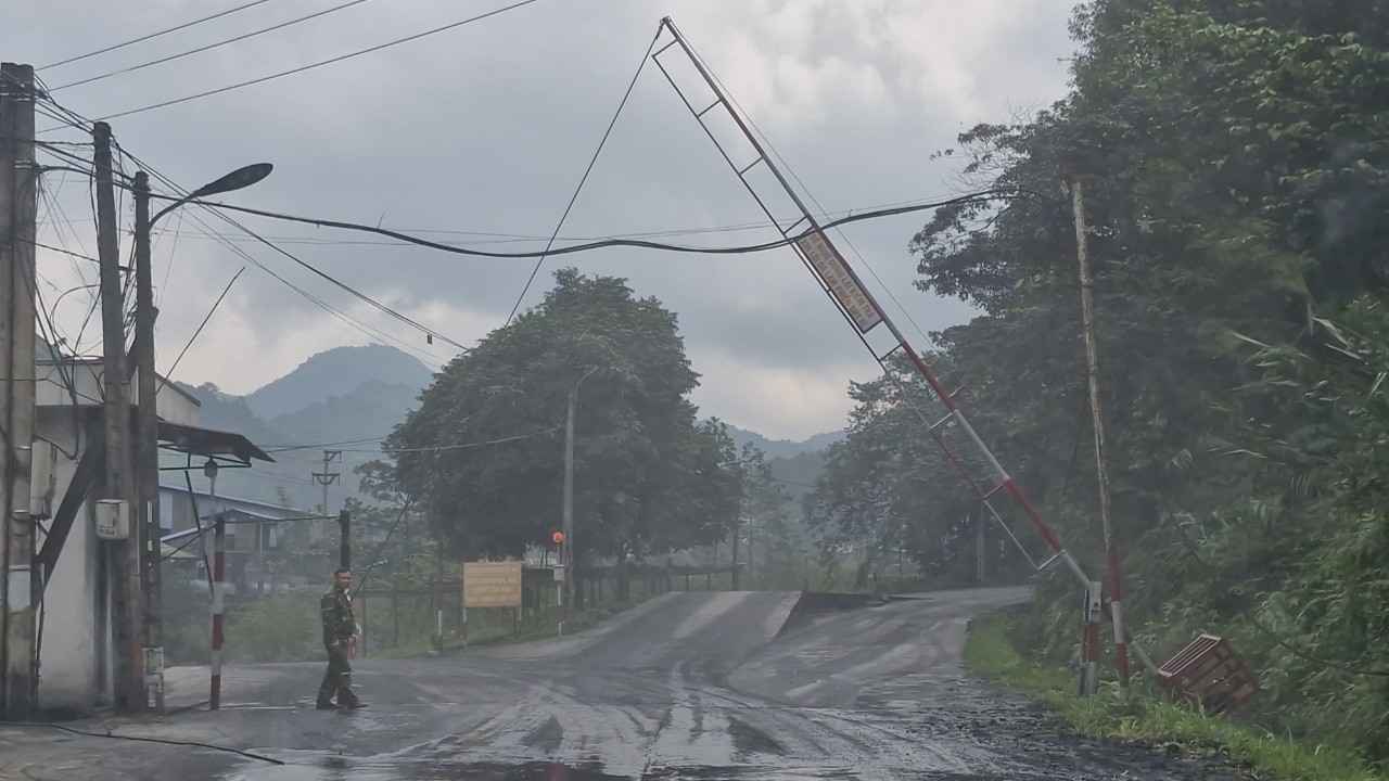 Kỳ lạ doanh nghiệp lập barie, kiểm soát người dân qua đường nối Bắc Giang - Quảng Ninh- Ảnh 1.
