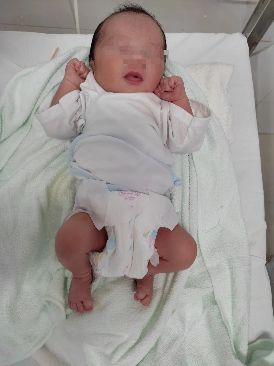 Kiên Giang: Bé trai sơ sinh bị bỏ trong thùng giấy trước cổng bệnh viện- Ảnh 1.
