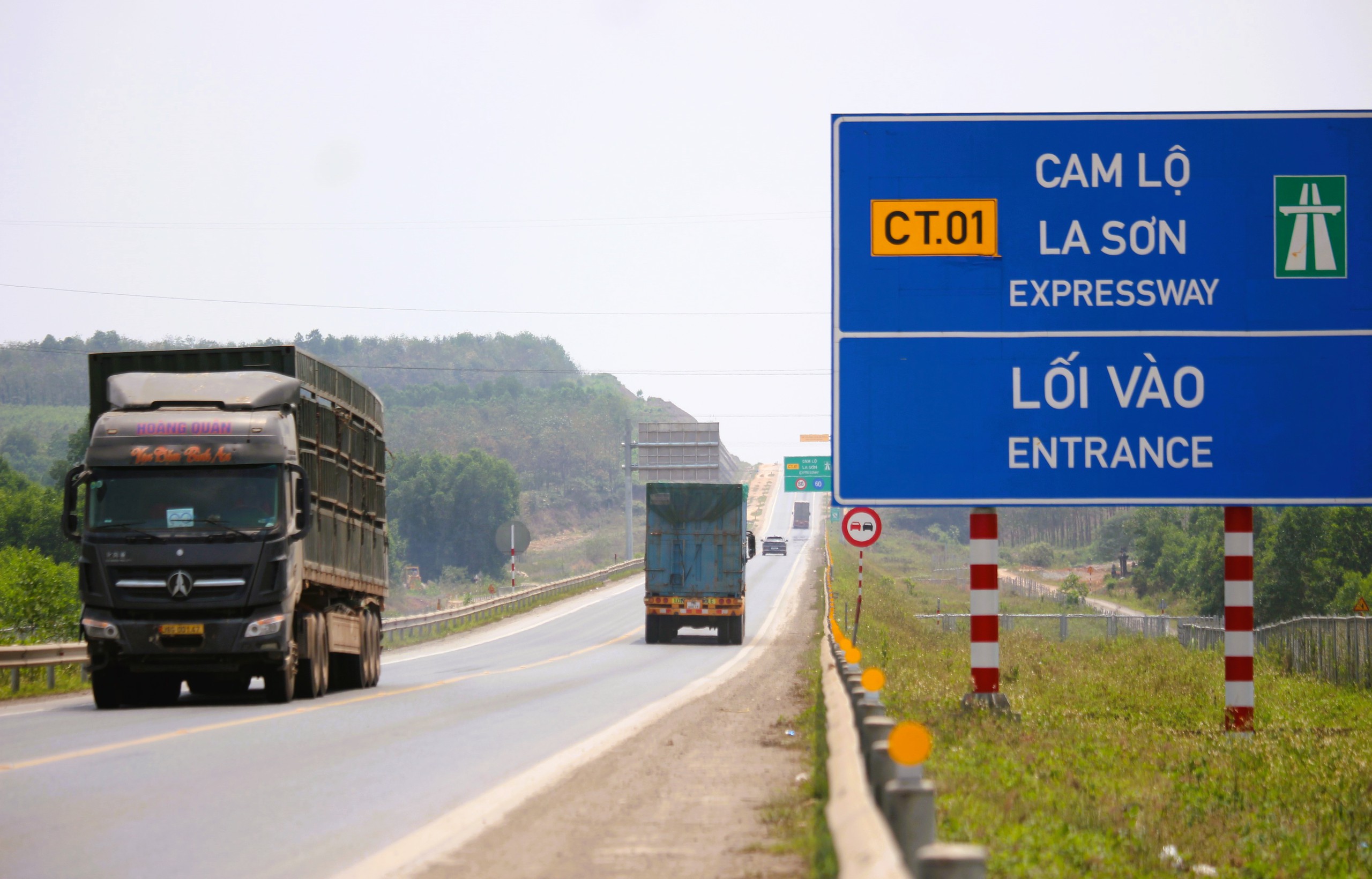 Hơn 7.000 đinh phản quang được bổ sung trên cao tốc Cam Lộ - La Sơn- Ảnh 3.