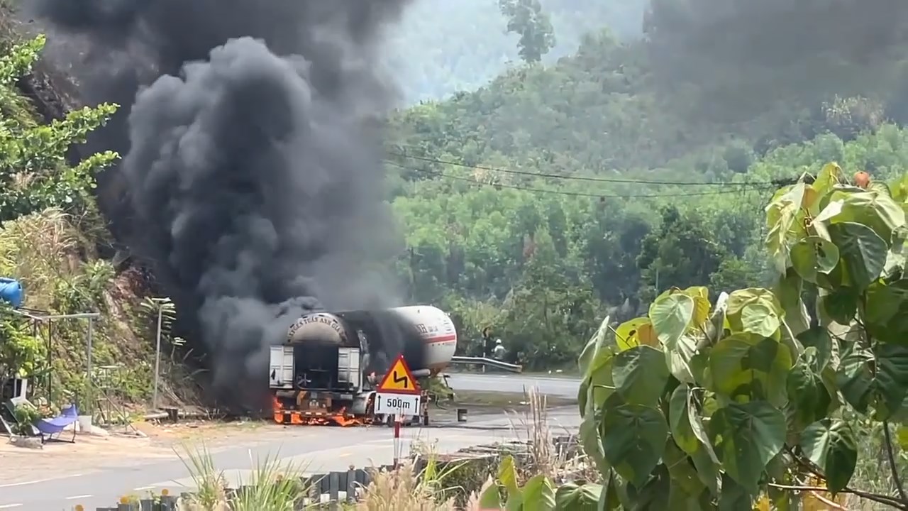 Xe bồn bị cháy trên đèo Khánh Lê chở 5 tấn ôxy lỏng- Ảnh 2.