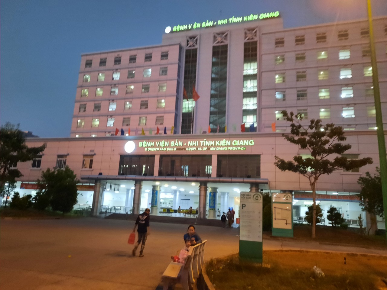 Kiên Giang: Bé trai sơ sinh bị bỏ trong thùng giấy trước cổng bệnh viện- Ảnh 2.