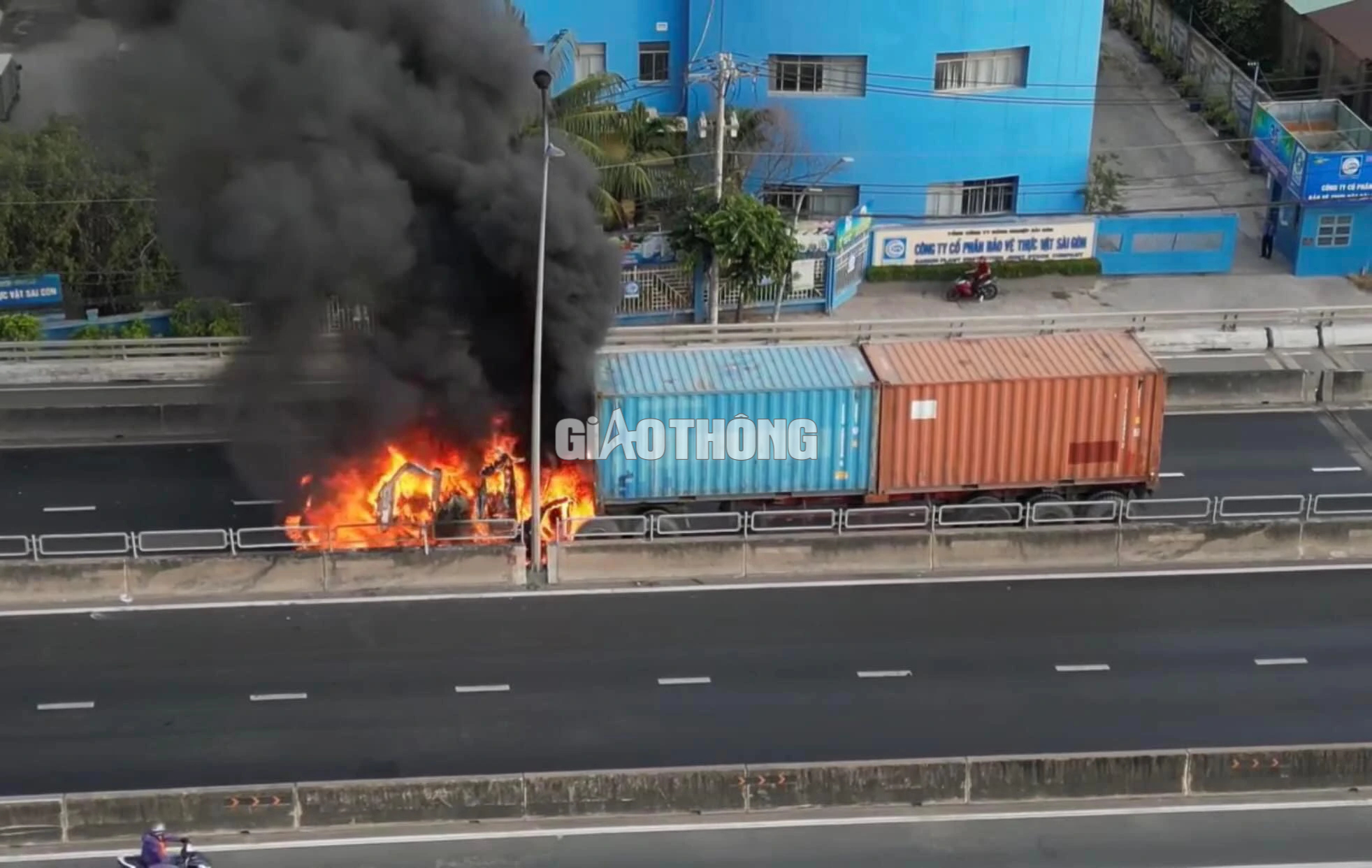 TP.HCM: Cháy xe container trên cầu Phú Mỹ, tài xế mở cửa chạy thoát thân- Ảnh 1.