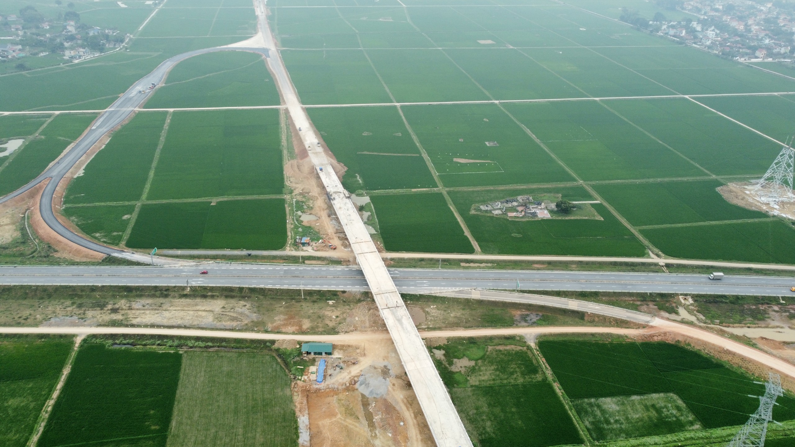 Nút giao thứ 7 trên cao tốc Mai Sơn - QL45 đoạn qua Thanh Hóa sẽ hoàn thành vào dịp 30/4- Ảnh 7.