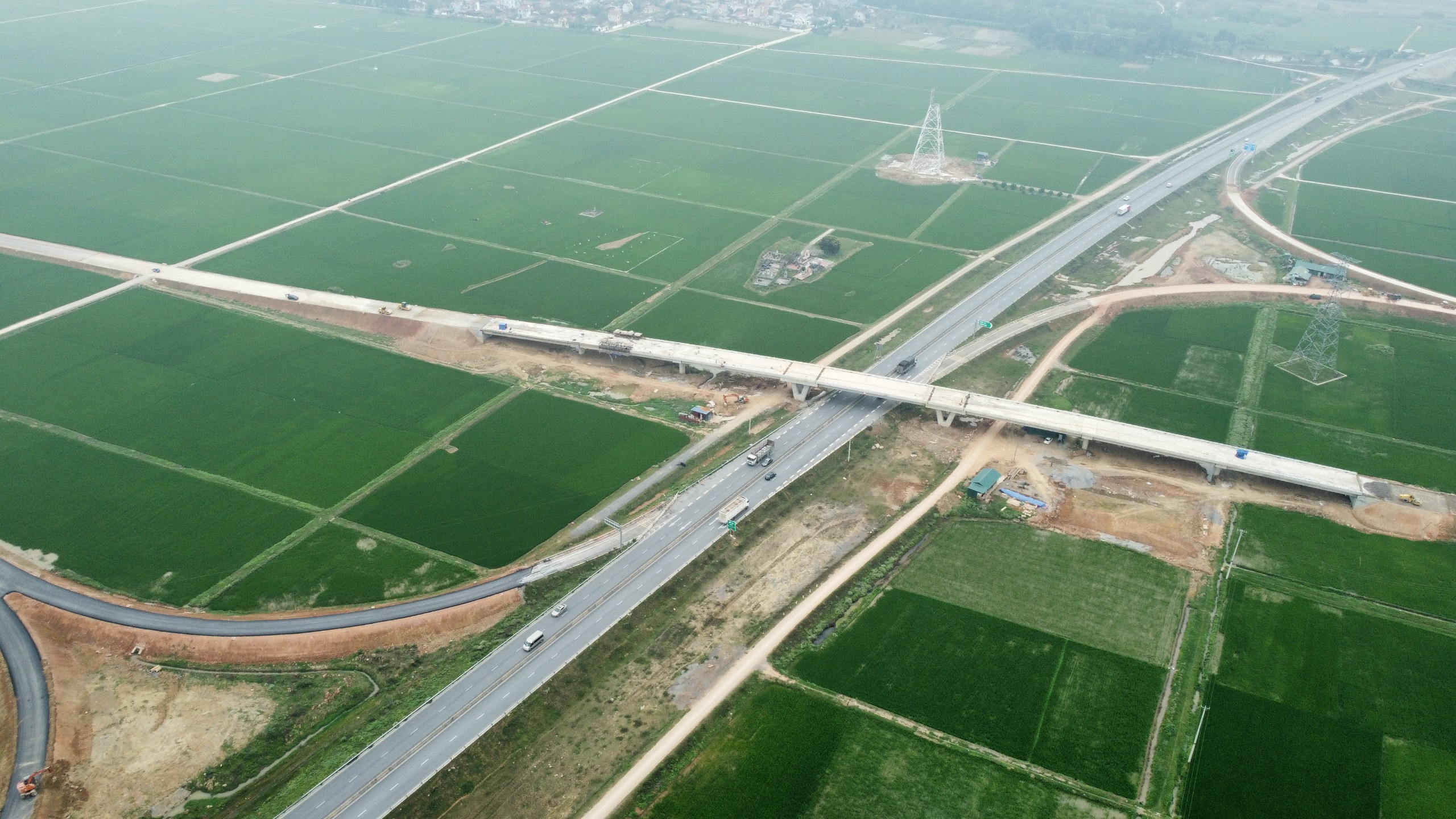 Nút giao thứ 7 trên cao tốc Mai Sơn - QL45 đoạn qua Thanh Hóa sẽ hoàn thành vào dịp 30/4- Ảnh 8.