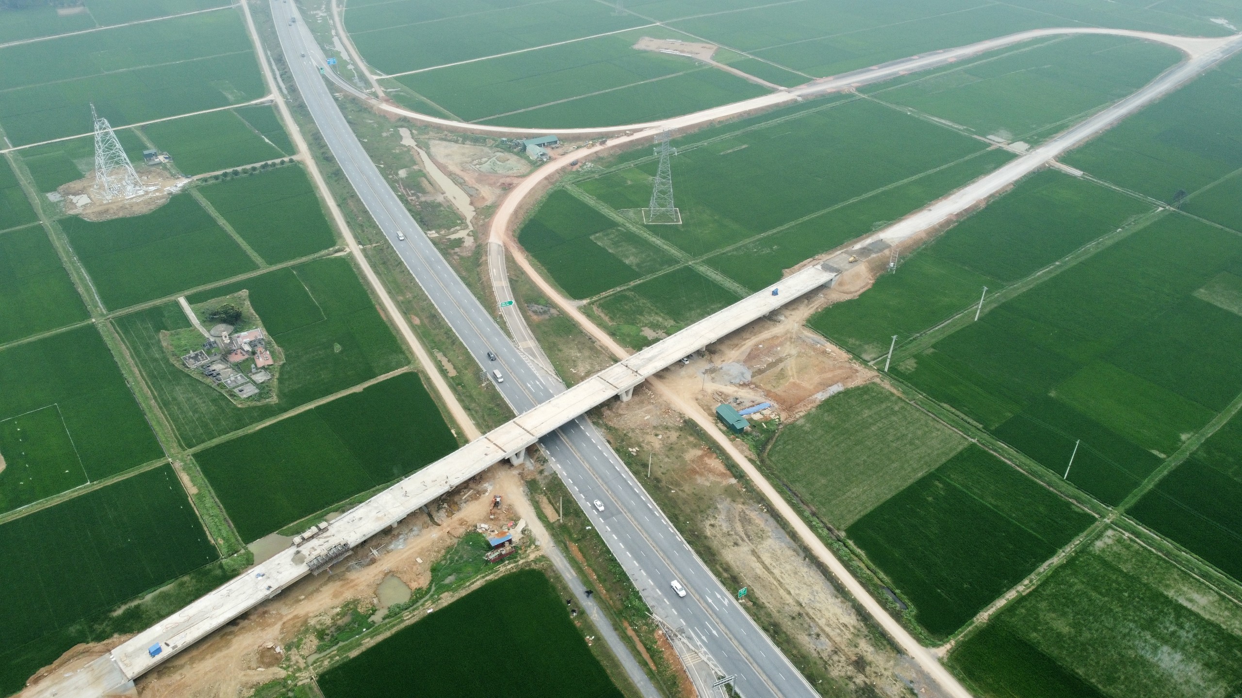 Nút giao thứ 7 trên cao tốc Mai Sơn - QL45 đoạn qua Thanh Hóa sẽ hoàn thành vào dịp 30/4- Ảnh 6.