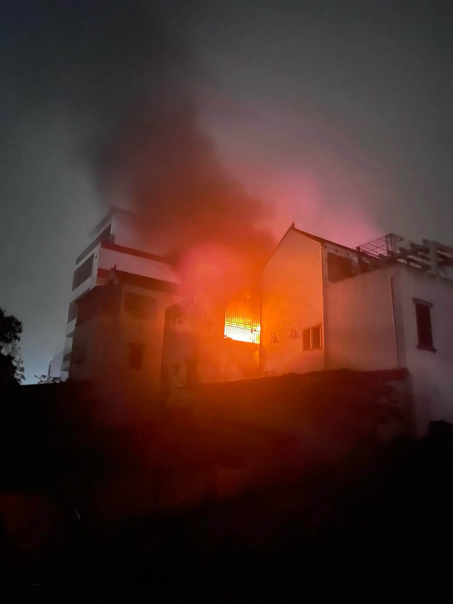 Cháy nhà 2 tầng trong đêm, một người bị bỏng, một chiến sĩ bị thương- Ảnh 1.