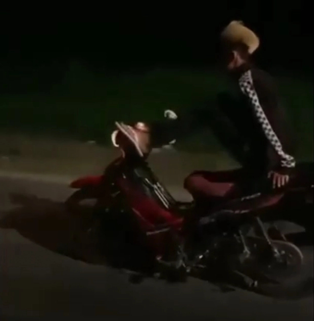 Nam thanh niên không đội mũ bảo hiểm, nằm ngửa điều khiển xe máy... bằng chân- Ảnh 1.