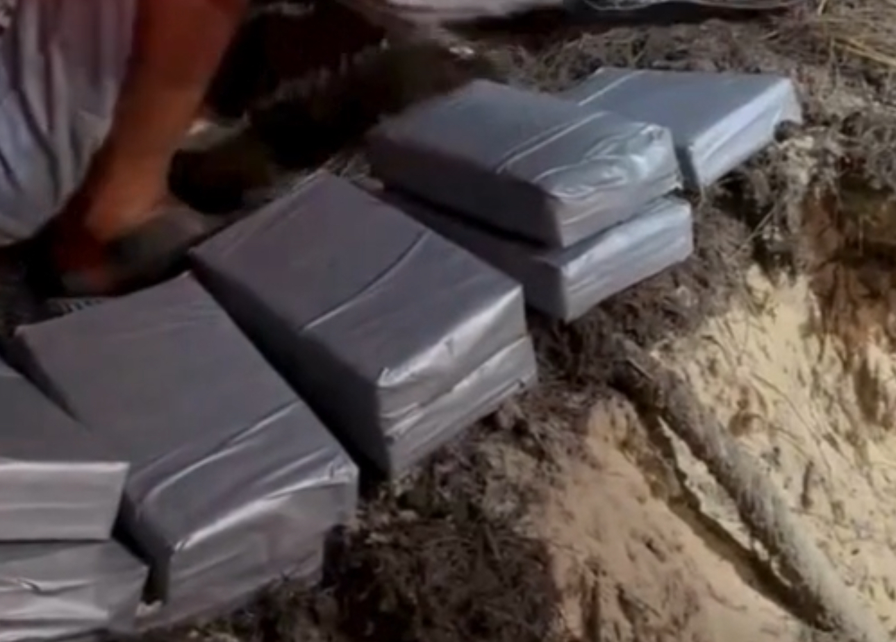 Bao tải chứa 22 gói hàng dạt vào bãi biển Vũng Tàu, nghi ma túy- Ảnh 1.