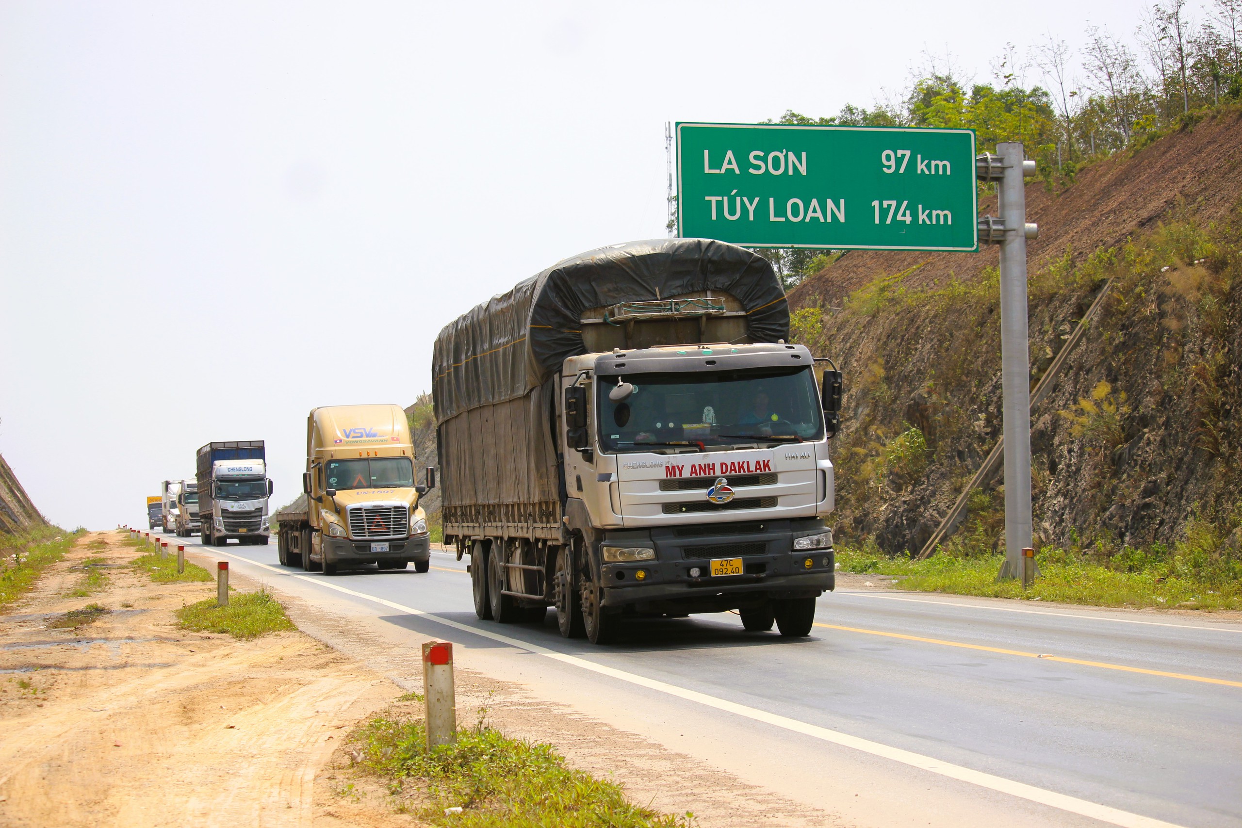 Từ ngày 4/4, xe khách trên 30 chỗ, xe tải 6 trục không được vào cao tốc Cam Lộ - La Sơn- Ảnh 2.