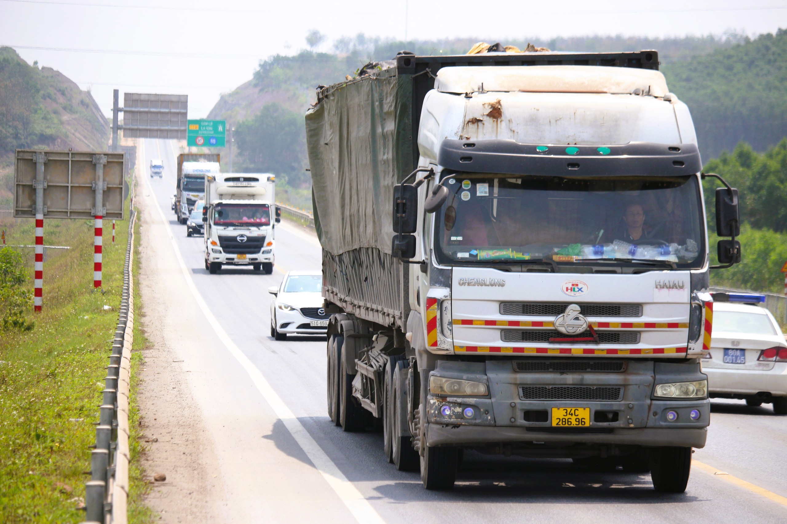 Từ ngày 4/4, xe khách trên 30 chỗ, xe tải 6 trục không được vào cao tốc Cam Lộ - La Sơn- Ảnh 1.