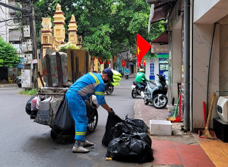 Mỗi ngày Hà Nội thu gom gần 7.000 tấn rác thải- Ảnh 1.