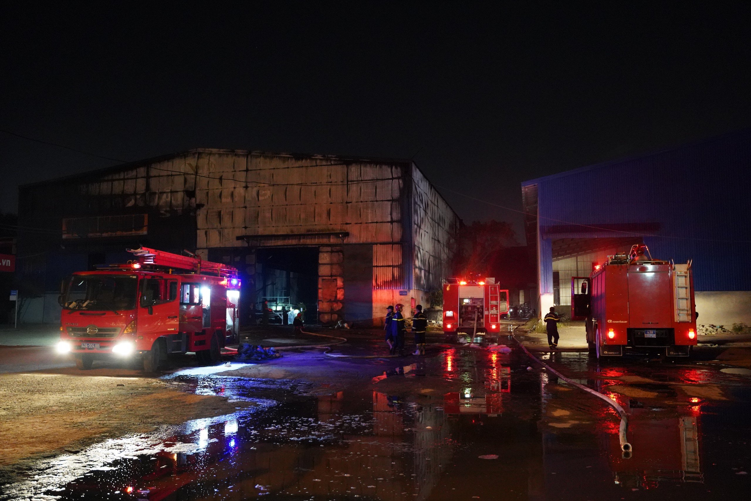Nhà xưởng trong khu công nghiệp ở Đà Nẵng cháy lớn giữa đêm- Ảnh 1.